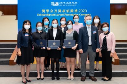 钟院长（前排右二）与护理教育总监梁淑琴博士（前排左一）及一众导师齐来恭贺获奖同学。