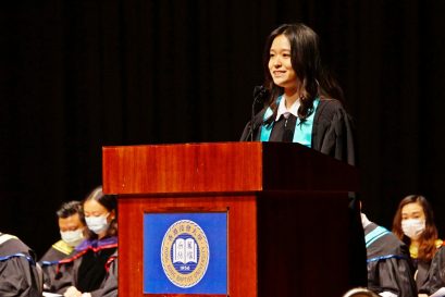 副學士（傳理學）畢業生潘諾瑤代表同學感謝學院為同學提供多元化的學習體驗。
