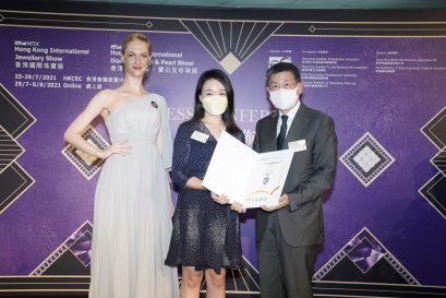 陳穎琳（中）與頒獎嘉賓（右）及示範得獎作品的模特兒合影。(香港貿易發展局照片)