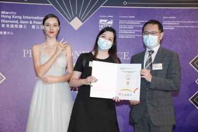 林惠儀（中）與頒獎嘉賓（右）及示範得獎作品的模特兒合影。(香港貿易發展局照片)