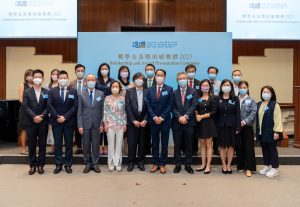 鍾志杰教授（前排右五）與其他管理層成員感謝各獎學金贊助人對學院的鼎力支持。