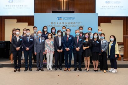 鍾志杰教授（前排右五）與其他管理層成員感謝各獎學金贊助人對學院的鼎力支持。