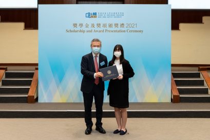 鍾志杰教授（左）向獲獎同學頒發獎學金。