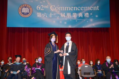 浸大行政副校長暨秘書長鄒靄雲女士向畢業生頒發最佳學業成績獎。