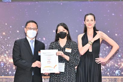 林惠儀（中）與頒獎嘉賓（左）及示範得獎作品的模特兒合影。(香港貿易發展局照片)