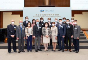 鍾志杰教授（前排左四）與其他管理層成員感謝各獎學金贊助人對學院多年來的支持。