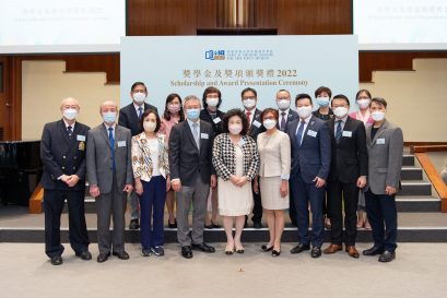 鍾志杰教授（前排左四）與其他管理層成員感謝各獎學金贊助人對學院多年來的支持。