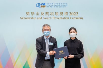 钟志杰教授（左）向获奖同学颁发奖学金。