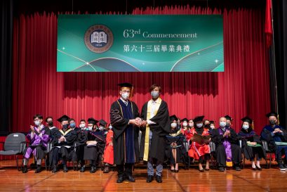浸大暫任常務副校長黃偉國教授向畢業生頒發最佳學業成績獎。