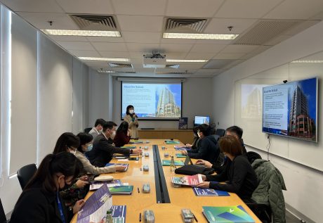 浸大持續教育學院副院長(課程拓展)暨幼兒及基礎教育總監李南玉博士、護理教育總監梁淑琴博士、持續及專業教育總監孫敏宜博士，以及國際學院副總監(教育)林非恩博士，與一眾中學校長及老師作分享及交流。