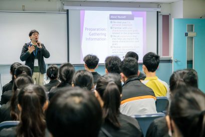 同学对「升学面试技巧工作坊」反应热烈，专心聆听学院老师讲解大学入学面试的注意事项及技巧。