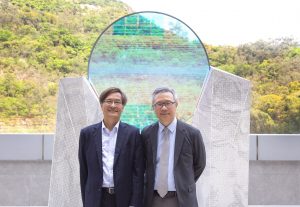 持續教育學院院長暨國際學院署理總監鍾志杰教授（右）與郭鍾寶芬慈善基金代表郭家聲院士（左）。