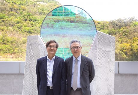 持续教育学院院长暨国际学院署理总监钟志杰教授（右）与郭钟宝芬慈善基金代表郭家声院士（左）。