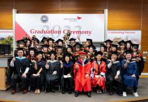 浸大持续教育学院与英国爱丁堡龙比亚大学合办的衔接学士学位课程举办首届毕业典礼。持续教育学院院长钟志杰教授（前排左五）、副院长（课程拓展）暨幼儿及基础教育总监李南玉博士（前排左六）、持续及专业教育总监孙敏宜博士（前排左四）与一众讲师和毕业生拍摄大合照留念。