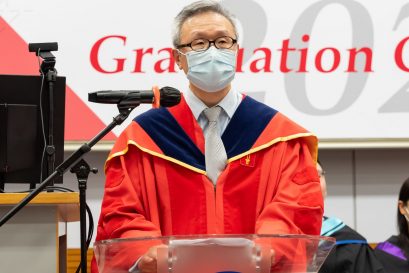 浸大持續教育學院院長鍾志杰教授向首屆畢業生致歡迎辭。他讚揚畢業生的成就，並感謝夥伴愛丁堡龍比亞大學的支持。