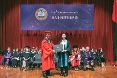 浸大持續教育學院院長鍾志杰教授向畢業生頒發證書。