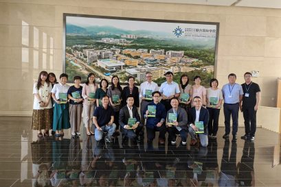 浸大持續教育學院教學及行政管理層團隊一行到訪UIC，並獲湯濤教授贈予最新出版的著作「UIC與博雅教育」。