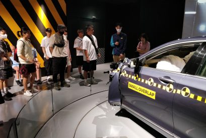學員參觀現代汽車生產體驗中心，認識當地汽車工業的歷史與發展。