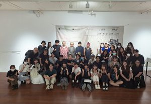 浸大國際學院視覺藝術副學士畢業展2023以「蔓步」為主題，展出36位同學的創作，共40多件作品。
