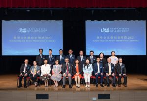 鍾志杰教授（前排左五）與其他管理層成員感謝各獎學金贊助人對學院多年來的信任及支持。