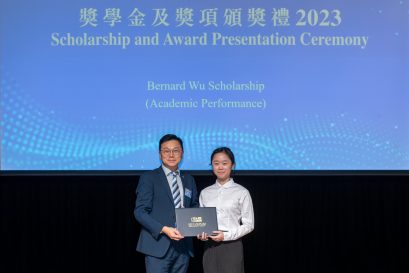 香港浸會大學諮議會榮譽委員吳德龍教授（左）向獲獎同學頒發吳德龍獎學金（學業優異獎）。