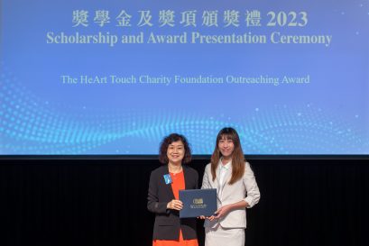 獲獎同學由雅趣聚緣藝術基金會創辦人兼主席侯王碧影女士（左）頒授雅趣聚緣藝術基金會外展體驗獎。