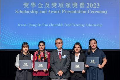 钟志杰教授（左三）向获奖同学颁发郭钟宝芬慈善基金教学奖学金。