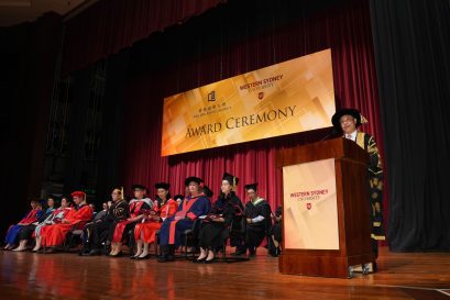西悉尼大學署理校長Prof. Yi Chen Lan致辭讚揚各位畢業生在學術成就上的不懈追求。
