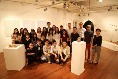 21位「視覺藝術」副學士畢業生展出攝影及雕塑作品，國際學院教職員出席開幕禮，見證重要時刻。