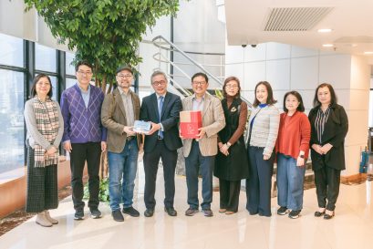 浸大持续教育学院院长钟志杰教授（左四）向首尔国立大学姜大仲教授（左三）、张源哲教授（中）及崔忠贤先生（左二）致送纪念品。