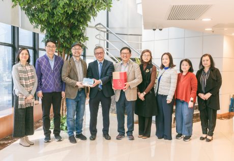 浸大持续教育学院院长钟志杰教授（左四）向首尔国立大学姜大仲教授（左三）、张源哲教授（中）及崔忠贤先生（左二）致送纪念品。