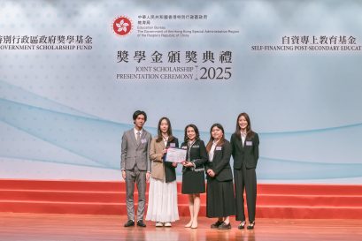 自資專上教育委員會成員梁嘉麗女士（中）頒發獎狀予浸大持續教育學院學生代表。