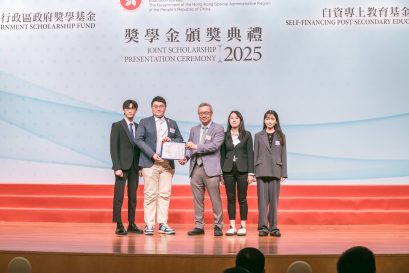 浸大持續教育學院院長鍾志杰教授以自資專上教育委員會成員身份，擔任頒獎嘉賓。