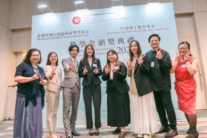 学院师生们一同分享得奖的喜悦。