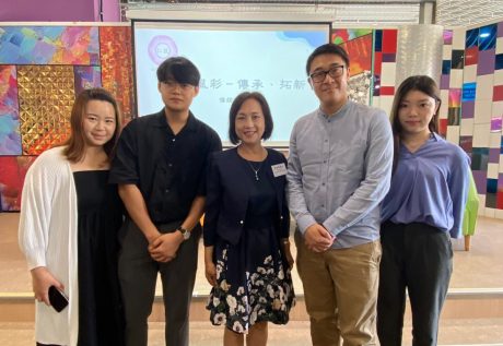 香港浸會大學持續教育學院護理教育總監梁淑琴博士（中）與得獎同學，一同出席「仁毅醫學教育計劃」傳媒發佈會。