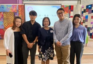 香港浸会大学持续教育学院护理教育总监梁淑琴博士（中）与得奖同学，一同出席「仁毅医学教育计划」传媒发布会。