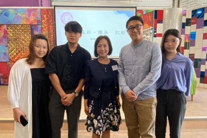 香港浸会大学持续教育学院护理教育总监梁淑琴博士（中）与得奖同学，一同出席「仁毅医学教育计划」传媒发布会。