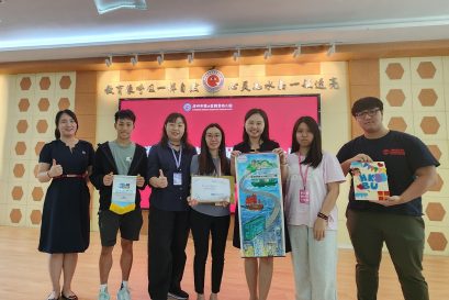 幼兒及基礎教育部講師黃家明女士（左三）、助理講師劉文琪女士（中）及學生代表們代表學院，與深圳市南山區教育幼兒園代表交換紀念品。