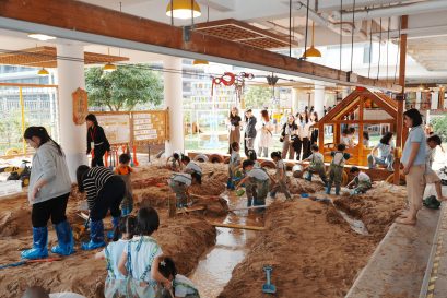 今次交流不但讓「幼兒教育學教育學士（榮譽）學位」及「幼兒教育高級文憑」的學員深入了解內地幼兒園的教學環境及教學方法，並有機會與幼兒園內的小朋友互動玩沙，一同享受自由遊戲的樂趣。