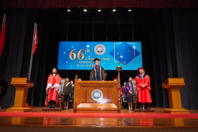 浸大常务副校长黄定发教授担任第66届毕业典礼学位颁授主礼人。