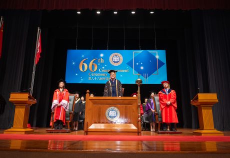 浸大常务副校长黄定发教授担任第66届毕业典礼学位颁授主礼人。