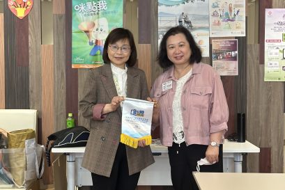 學院幼兒及基礎教育部署理總監阮佩珊博士（右）向香港兒童醫院社會工作主任（病人資源中心）林姑娘致送錦旗。