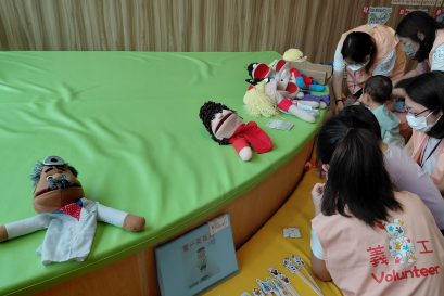 活動當日由學院師生組成的義工隊帶領參加者進行各項遊戲和活動。