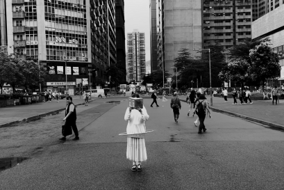 黄沛如同学的作品《社交距离》获艺术院颁发「金船奖（影像艺术）」。她以钢丝和呼啦圈为自己打造出一个私人空间，希望保持与别人远一点的社交距离。