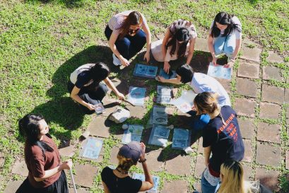 今年特别举行「察觉蓝图 」工作坊，让参加者学习观察周围的环境，并用蓝晒技术捕捉日常被忽略的风景碎片，转化为深蓝色的记忆地图。