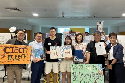 浸大校牧余仕揚牧師（左二）、浸大持續教育學院副院長暨國際學院署理總監李南玉博士（右三）、國際學院副總監（教育）鄭嘉麟博士（左一）及國際學院副總監（行政）楊詠珊女士（右一）參觀由學會及興趣小組預備的迎新周宣傳攤位。