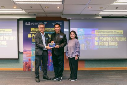 浸大持续教育学院院长钟志杰教授（左）与总监（持续及专业教育）孙敏宜博士（右）代表学院，向和记电讯香港控股有限公司执行董事及行政总裁古星辉先生（中）致送纪念品。