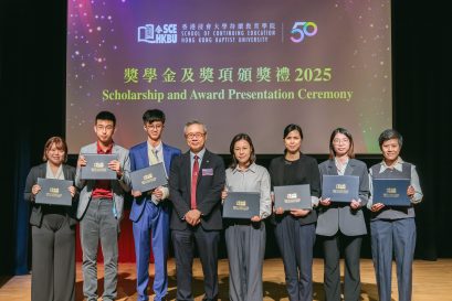 钟志杰教授（左四）向获奖同学颁发奖学金。