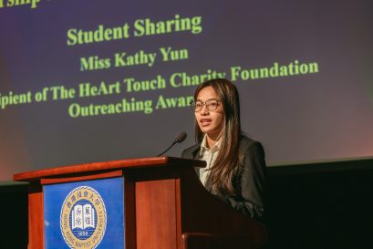 甄蕙菊同学指奖项与荣誉是各人追求卓越的强大动力，只要保持乐于学习的积极态度，机遇之门便会为大家敞开。