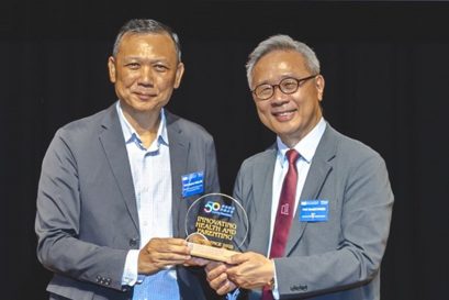 鍾志杰教授（右）代表學院向鄧文斌教授, BBS（左）致送紀念品。